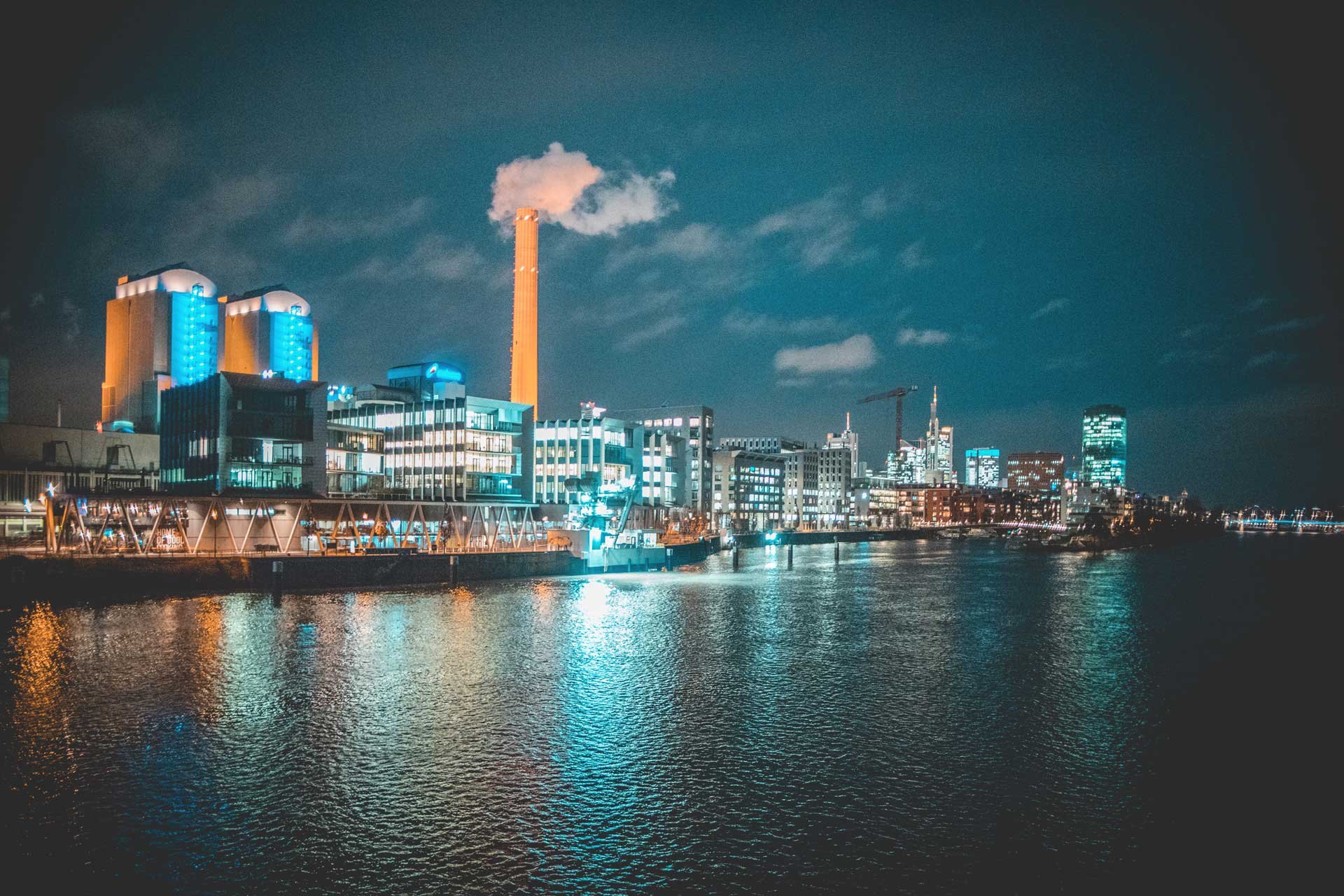 Westhafen Pier 1 am Frankfurter Mainufer